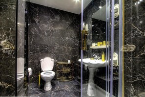 Bathroom - Vrbo Property (Santa-Lucia-di-Moriani)