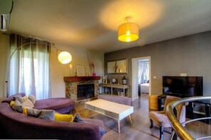 Living area - Charming stone house with heated pool in a 5000m2 estate (Santa-Lucia-di-Moriani)