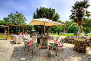 Outdoor dining - Charming stone house with heated pool in a 5000m2 estate (Santa-Lucia-di-Moriani)