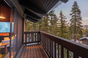 Property grounds - The Icelander- Japandi Inspired Semi Ski-Out · EV · Hot tub. Above Canyon Lodge (Mammoth Lakes)
