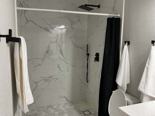 Dusche, Haartrockner, Handtücher, Toilettenpapier