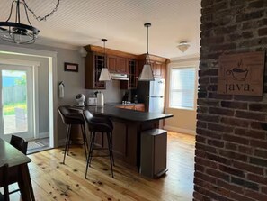 Private kitchen - Spacious Downtown Heritage Stay (est. 1901), Free Parking (St. John's)