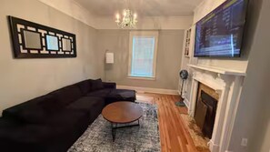 Living area - Spacious Downtown Heritage Stay (est. 1901), Free Parking (St. John's)