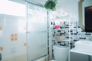 Shower, hair dryer, shampoo - Bedwood Stay 3BR 10 mins to YYC Parking (Calgary)
