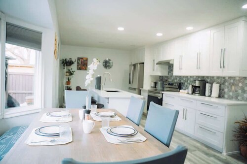 Bedwood Stay 3BR 10 mins to YYC Parking