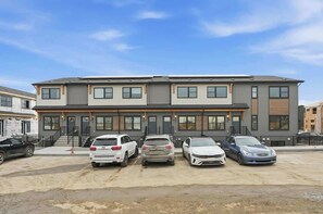 Exterior - Modern 1BR South Health Campus Free Parking (Calgary)