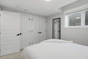 Room - Modern 1BR South Health Campus Free Parking (Calgary)