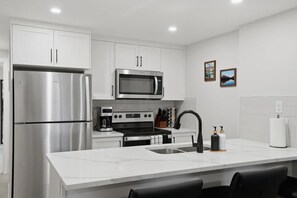 Private kitchen - Modern 1BR South Health Campus Free Parking (Calgary)