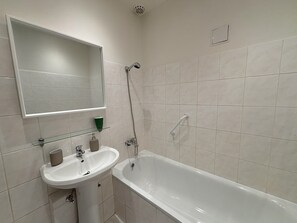 Hair dryer, towels, toilet paper - Prague Deluxe City Center Apartment (Hlavní město Praha)