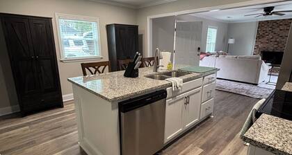 Quiet, Cozy Cottage in Historic Downtown Camden