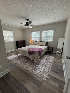 Room - Quiet, Cozy Cottage in Historic Downtown Camden (Camden)