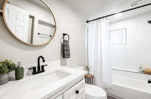Shower, towels, shampoo - Charming Downtown Victorian Cottage (Salt Lake City)