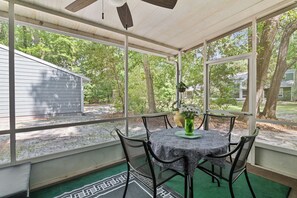 Outdoor dining - Adorable 3-bedroom townhome with AC in Gainesville (Gainesville)