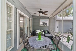 Outdoor dining - Adorable 3-bedroom townhome with AC in Gainesville (Gainesville)