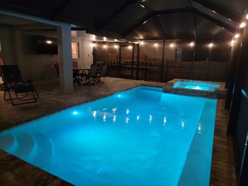 Private Heated Pool + Spa Paradise Sleeps 9