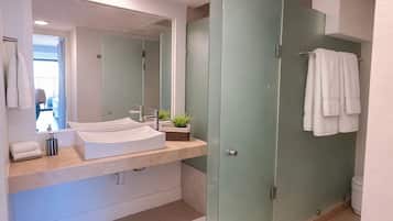 Estudio junior, balcón, vistas a la ciudad | Baño | Ducha, secador de pelo, toallas y jabón