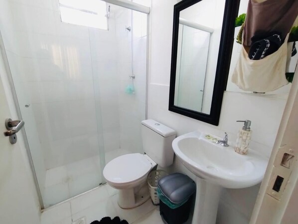 Douche, serviettes fournies, savon, papier toilette