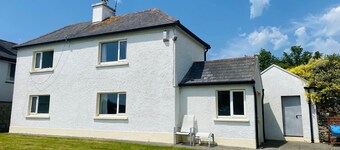 Near Coast - Garden - Parking - Sleeps 4