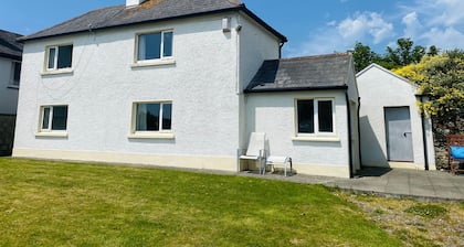 Near Coast - Garden - Parking - Sleeps 4