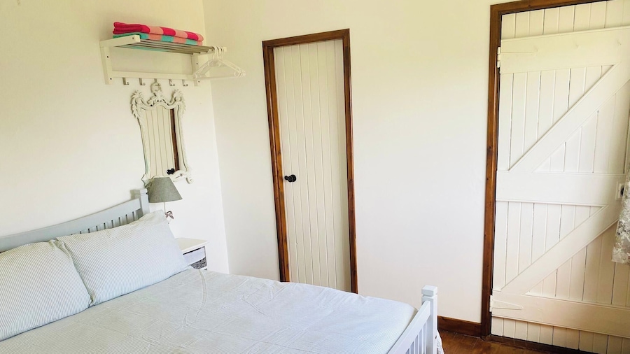 Near Coast - Garden - Parking - Sleeps 4
