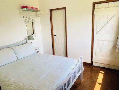 Near Coast - Garden - Parking - Sleeps 4