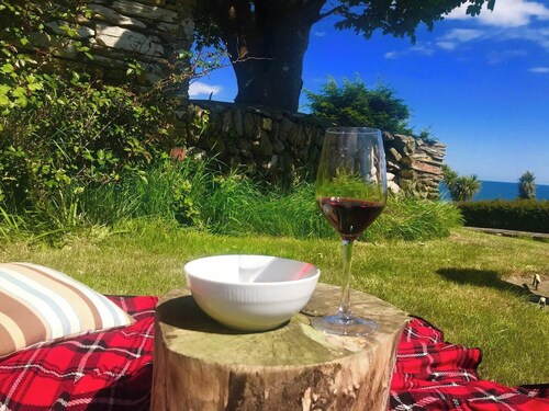 Near Coast - Garden - Parking - Sleeps 4