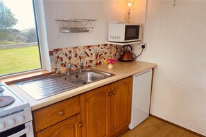 Fridge, microwave, oven, stovetop - Near Coast - Garden - Parking - Sleeps 4 (Clonakilty)