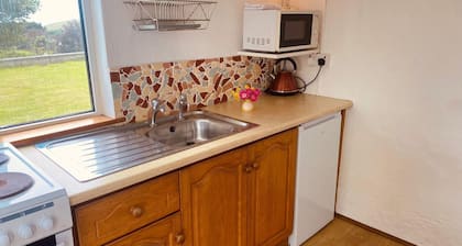 Near Coast - Garden - Parking - Sleeps 4