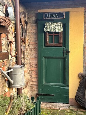 Exterior detail - The Willow Bed&Breakfast (Veruno)