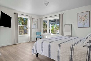 Iron/ironing board, travel cot, WiFi, bed sheets - Spacious 3BR Retreat | 2 Acres + Views (Sonoma)