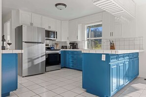 Private kitchen - Spacious 3BR Retreat | 2 Acres + Views (Sonoma)