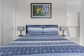 5 habitaciones, escritorio y tabla de planchar con plancha 