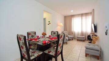 Basic Apartment | Dining