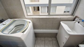 Basic Apartment | Bathroom