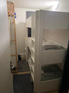 A bunk bed room with a wardrobe and a small desk. - 100m from ski slopes, Ground floor, terrace, tv, ski locker, 33m², Les Gets (Les Gets)