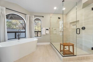 Een douche, een haardroger, handdoeken, zeep
