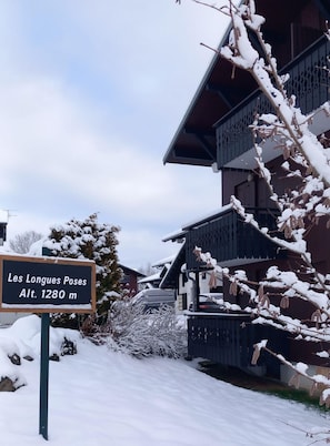 A sign indicating 'Les Longues Poses Alt. 1280 m' in front of a building with snow-covered branches. - 1st floor, balcony, tv, 32m², Les Gets (Les Gets)