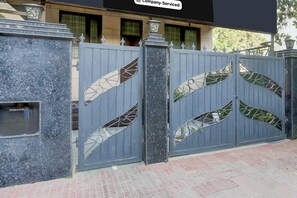 House | Meja sambut tetamu