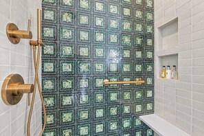 Shower, hair dryer, towels, shampoo - Heavenly Views Hot Tub Games Killer Design (Sevierville)