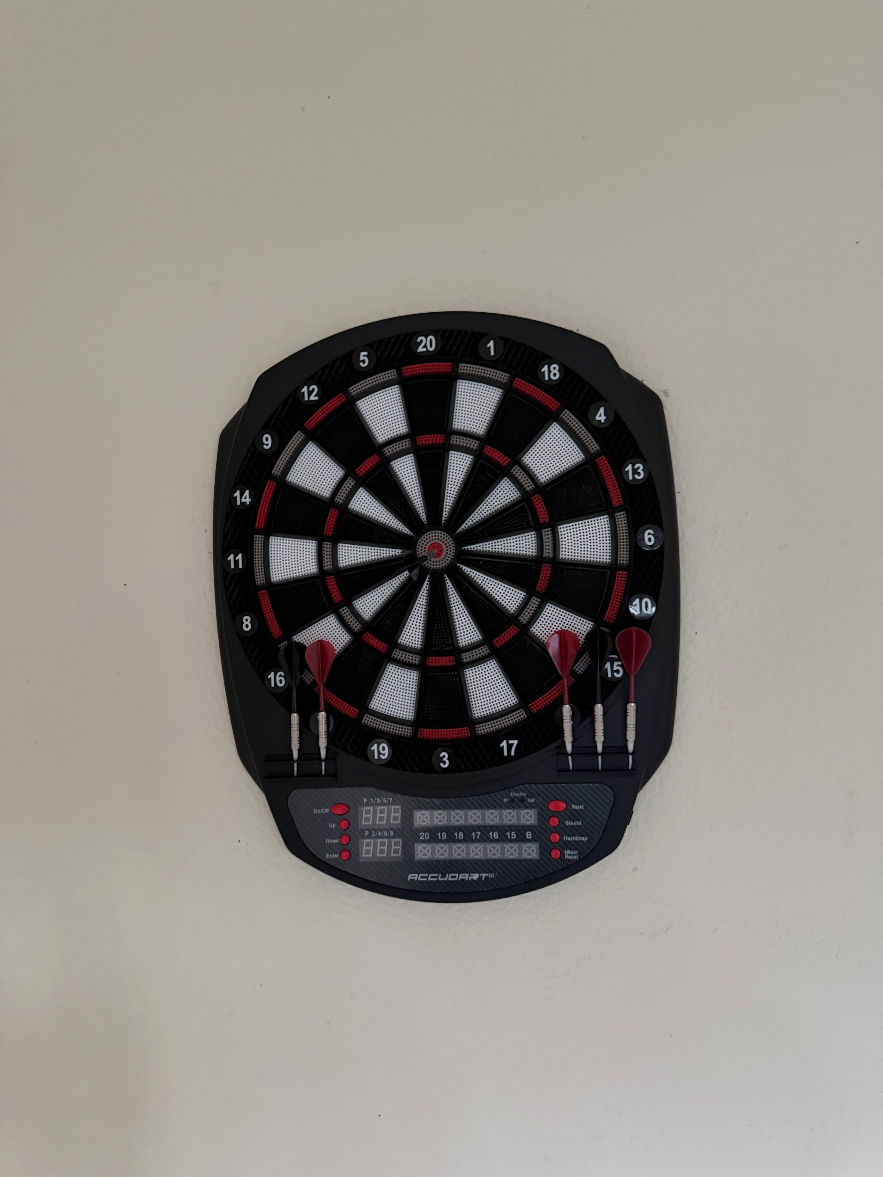 Een dartbord met genummerde secties en een dartbordstandaard.