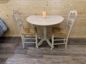 Dining - Sasquatch's Tiny Treehouse on creek - old growth forest in Portland - ADVENTURE! (Portland)