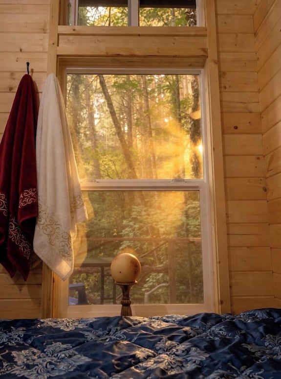 Sasquatch's Tiny Treehouse On Creek - Old Growth Forest In Portland - Adventure! - 比弗頓