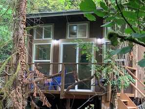 Exterior - Sasquatch's Tiny Treehouse on creek - old growth forest in Portland - ADVENTURE! (Portland)