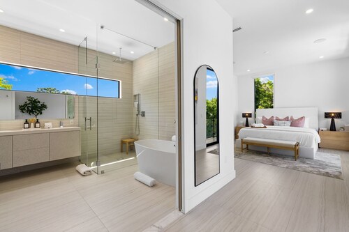 Gables Getaway:Pool:Putting Green:Pro Gym