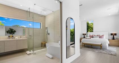 Gables Getaway:Pool:Putting Green:Pro Gym