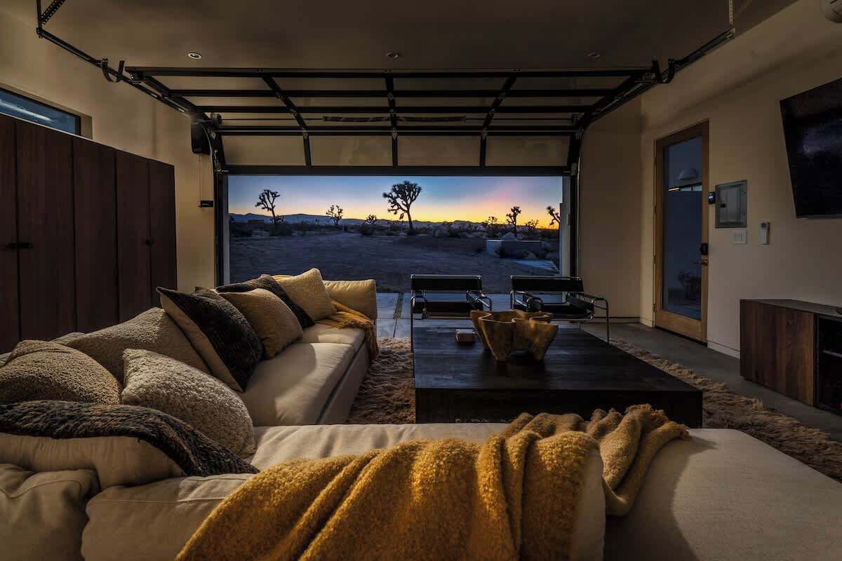 Una televisión, una chimenea, un reproductor estéreo, una oficina