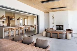 Un interior moderno con comedor, cocina y sala de estar.