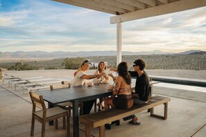 Outdoor dining - Bling Shack • Pool, Spa, Views, Karaoke, Theater (Joshua Tree)