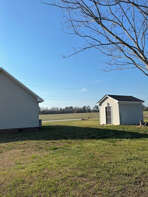 Exterior - Spacious 5-Bedrooms Retreat w/ Theater, Court & Group-Friendly Layout (Lucama)