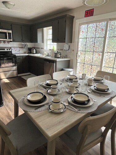 Spacious 5-Bedrooms Retreat w/ Theater, Court & Group-Friendly Layout